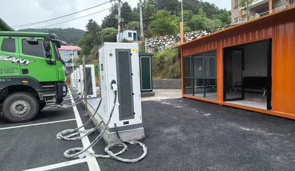 319國道——江西蓮花南嶺重卡充電站.jpg
