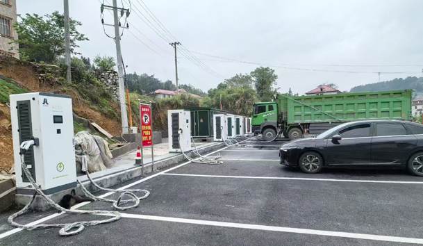 319國(guó)道江西蓮花南嶺重卡充電站320KW一體式雙槍直流充電樁項(xiàng)目